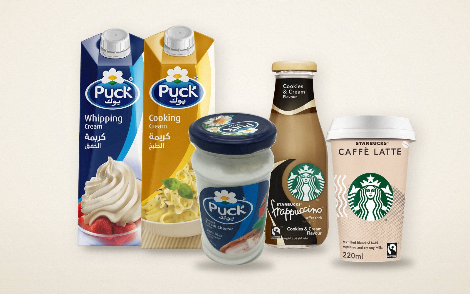 Briques de crème chantilly et de crème cuisine Puck, pot de fromage à tartiner Puck, bouteille de Frappuccino et gobelet de Caffè Latte Starbucks