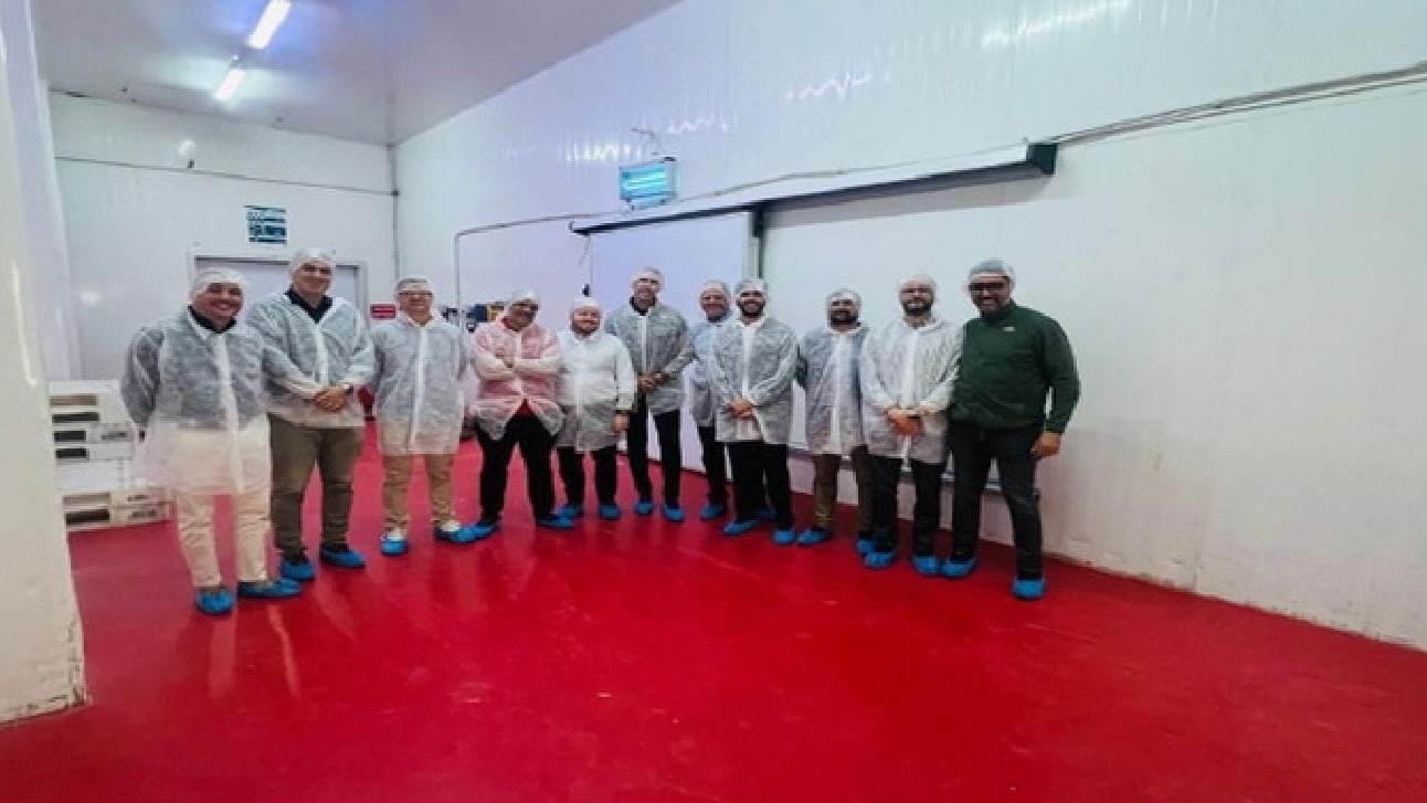وفد برازيلي بملابس الوقاية الصحية في قاعة تحويل لدى شركة العبيدي للحوم