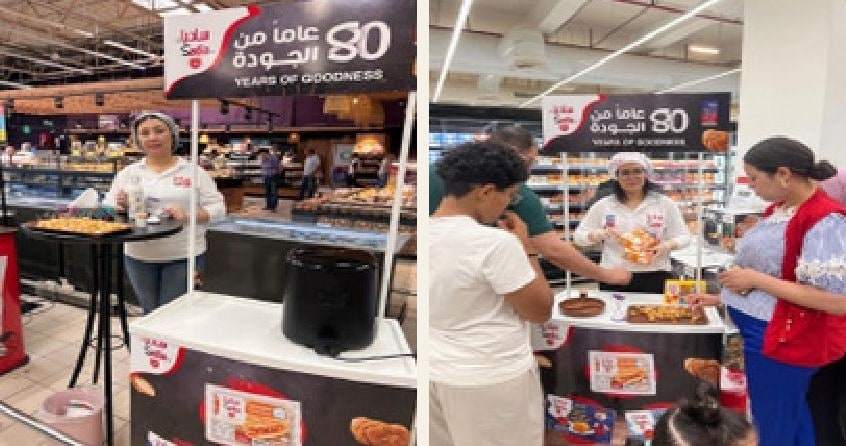 منشّطة تقدّم منتجات Sadia للتذوّق في محلّ تجاري