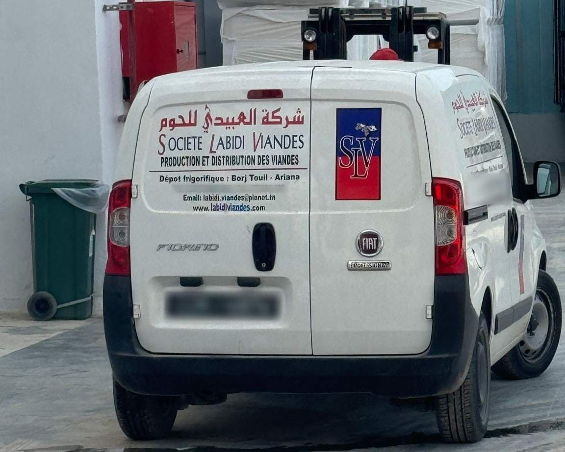 مركبة مبرّدة تابعة لشركة العبيدي للحوم للتوزيع داخل المدن